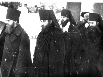 Насельники Троице-Сергиевой Лавры. Слева направо: архимандрит Алексий (Кутепов), будущий Митрополит Тульский и Белевский; иеродиакон Лонгин, будущий Митрополит Саратовский и Вольский, иеромонах Ириней, будущий Епископ Нежинский и Прилукский