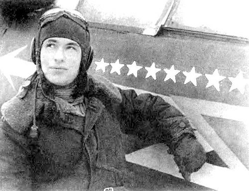 Летчик Николай Скоморохов у своего истребителя. 1943 г.