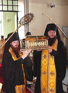 Ковчег с мощами переносится в Покровский храм