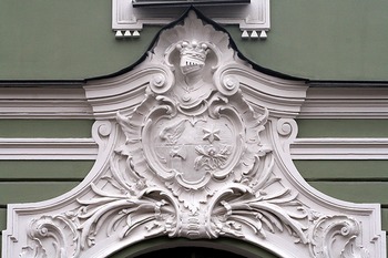 Герб Устиновых на их доме в Петербурге. Ул. Моховая