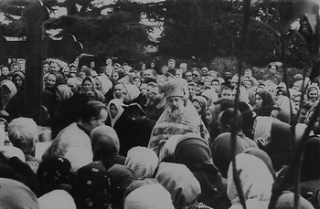 Прот. Михаил Семенюк среди верующих Ялты