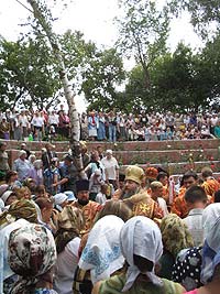На Божественную литургию в день памяти святых Царственных Страстотерпцев в Вавиловом Доле собралось более тысячи верующих
