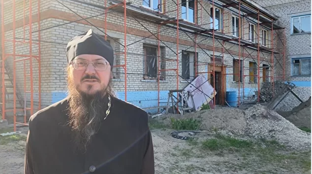 На фоне заброшенной школы-интерната