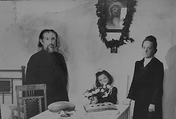 Аня дома с дедушкой и бабушкой. Ялта. 1952 г.
