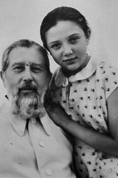 Прот. Михаил Семенюк с внучкой Аней