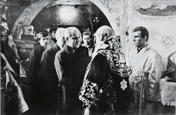 Успенский собор Кремля, 1990 год. Слева от Патриарха Алексия II — председатель Верховного Совета СССР Анатолий Лукьянов, референт Патриарха Андрей Кураев, первый зампредседателя Моссовета Сергей Станкевич (на заднем плане). Слева — предстоятель румынской православной церкви патриарх Феоктист. Фото из личного архива протодиакона Андрея Кураева Успенский собор Кремля, 1990 год. Слева от Патриарха Алексия II — председатель Верховного Совета СССР Анатолий Лукьянов, референт Патриарха Андрей Кураев, первый зампредседателя Моссовета Сергей Станкевич (на заднем плане). Слева — предстоятель румынской православной церкви патриарх Феоктист. Фото из личного архива протодиакона Андрея Кураева