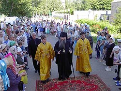 9 июля в Свято-Троицком храме г. Балаково Епископ Лонгин совершил Божественную литургию, а затем возглавил крестный ход Саратов-Вавилов Дол