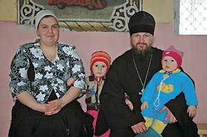 Отец Александр с матушкой Ольгой и детьми Софией и Ванечкой