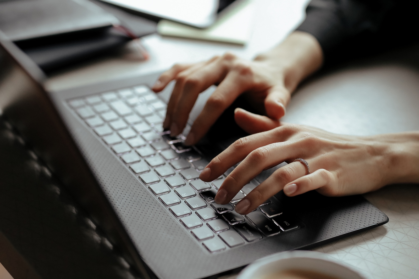 <a href="https://ru.freepik.com/free-photo/beautiful-young-woman-in-the-home-office-working-from-home-teleworking-concept_11013628.htm#query=%D1%87%D0%B5%D0%BB%D0%BE%D0%B2%D0%B5%D0%BA%20%D0%B7%D0%B0%20%D0%BD%D0%BE%D1%83%D1%82%D0%B1%D1%83%D0%BA%D0%BE%D0%BC&position=5&from_view=search&track=ais">Изображение от Racool_studio</a> на Freepik