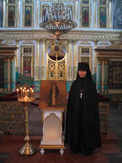 Ключарь Троицкого собора г. Саратов иеромонах Пахомий (Брусков) рядом с обретенной иконой преподобного Серафима Саровского