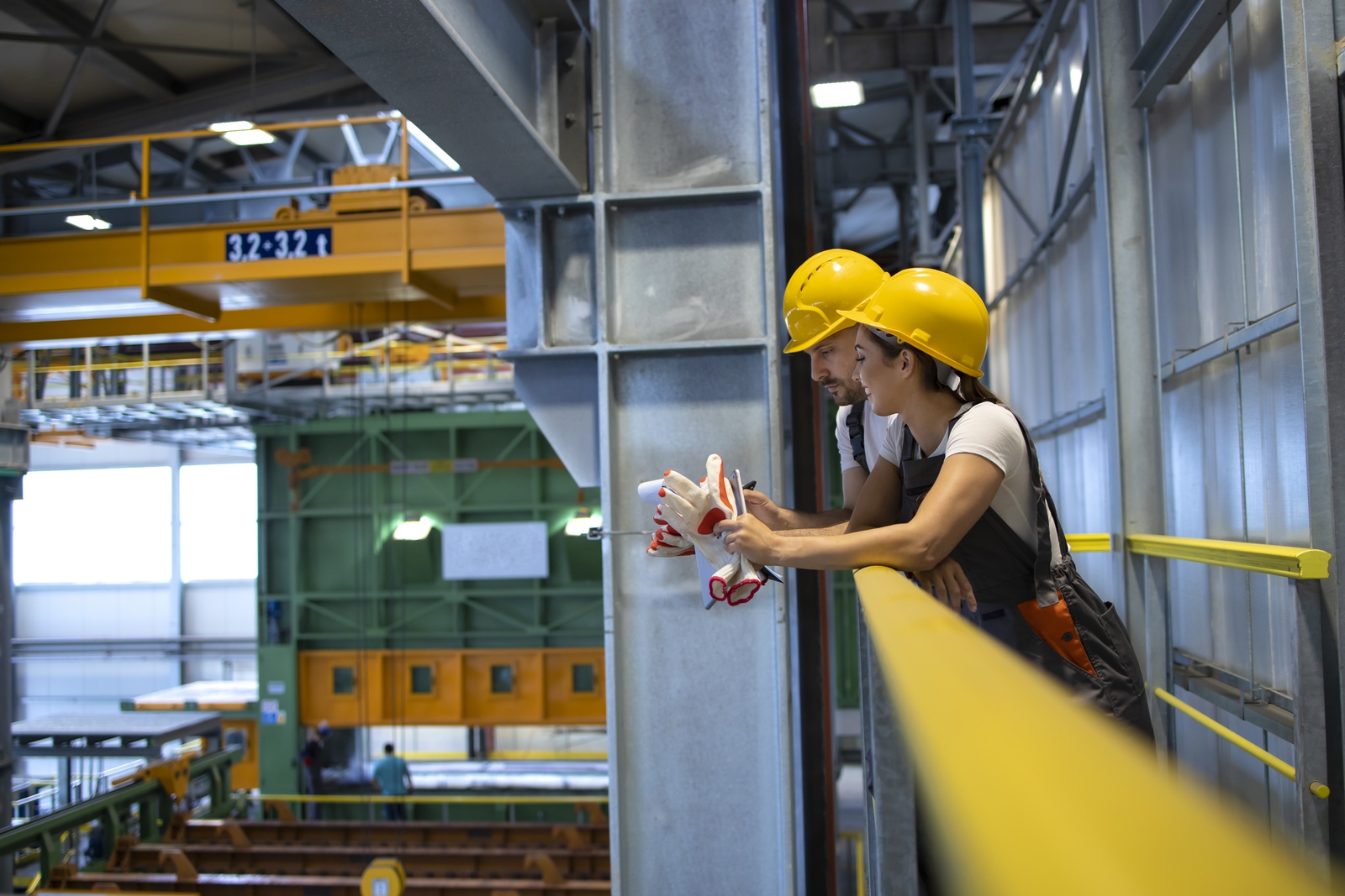 <a href="https://ru.freepik.com/free-photo/factory-workers-talking-in-production-hall_11035685.htm#page=2&query=%D1%80%D0%B0%D0%B1%D0%BE%D1%82%D0%B0%20%D0%B7%D0%B0%D0%B2%D0%BE%D0%B4%20%D0%BA%D0%BE%D0%BD%D0%B2%D0%B5%D0%B9%D0%B5%D1%80&position=4&from_view=search&track=ais">Изображение от aleksandarlittlewolf</a> на Freepik