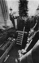 Святейший Патриарх Алексий II читает молитву прп. Максиму Греку у открытых cв. мощей перед их поднятием 4 июля 1996 г.