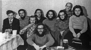 Участники религиозно-философского семинара, 1974 год. Трое из девятерых — будущие священники: Виктор Райш (второй слева), Николай Епишев и Андрей Бондаренко (первый и второй справа)