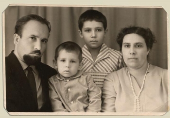 Отец Георгий, Галина Владимировна и их сыновья Геннадий и Сергей