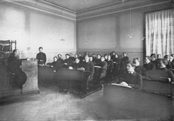 Шестой класс на уроке церковной истории. 1914 год