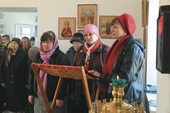 Матушка Наталья (справа) руководит хором