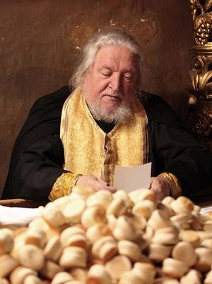 О. Никон (Деев) на выемке просфор