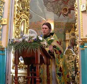 Свято-Троицкий собор города Саратов. Настоятель иеромонах Пахомий (Брусков) читает коленопреклоненные молитвы во время Великой вечерни в день Святой Троицы.