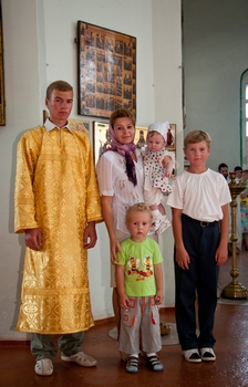 В семействе Роговых — два алтарника, третий подрастает