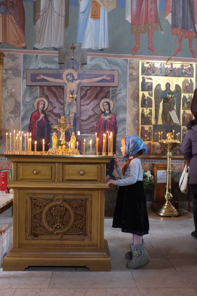 Девочка на Патриаршем богослужении. Святейший легко находит общий язык с детьми всех возрастов