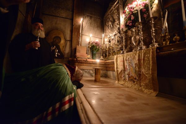 Молитва в Храме Гроба Господня в Иерусалиме в 2012 году.