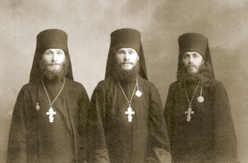 Слева направо: иеромонах Лев, иеромонах Гурий, иеромонах Иннокентий. 1916 год