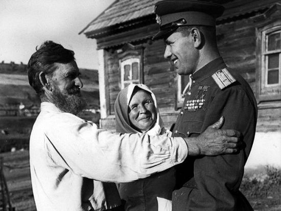 Летчик Николай Скоморохов с родителями