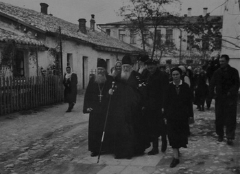 Архиепископ Лука по дороге домой на ул. Госпитальной. Слева от владыки – прот. Виталий Карвовский, справа – Е. В. Лейкфельд