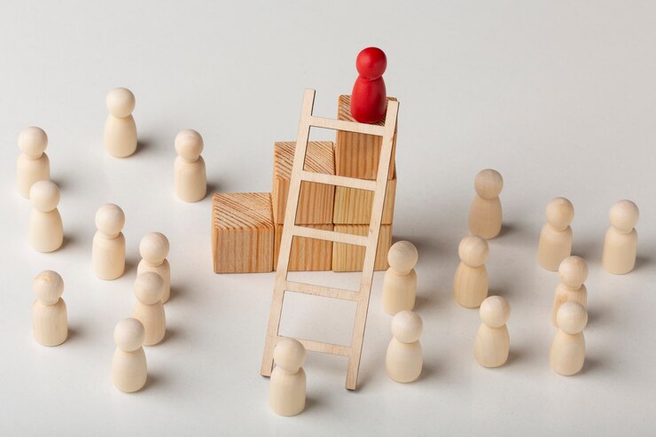 Изображение от <a href="https://ru.freepik.com/free-photo/still-life-business-roles-with-various-pawns_24749536.htm#query=%D0%BA%D0%B0%D1%80%D1%8C%D0%B5%D1%80%D0%B0&position=6&from_view=search&track=sph&uuid=3f503f2a-e5ea-41d3-97a1-0c09793330b1">Freepik</a>