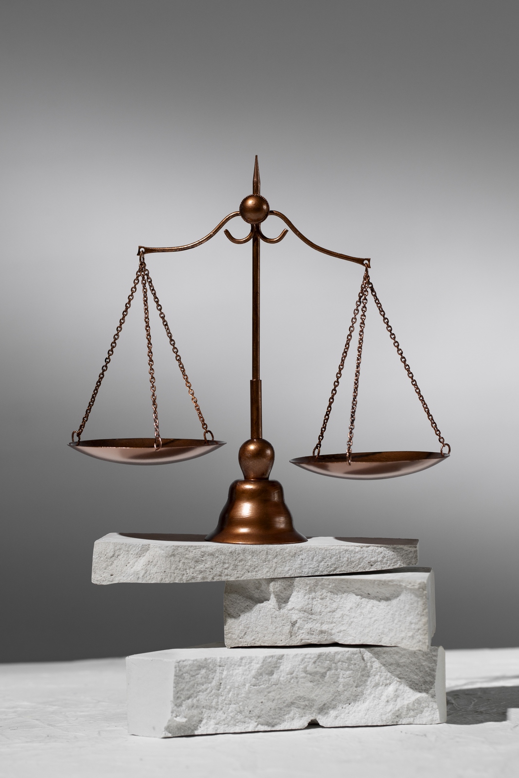 Изображение от <a href="https://ru.freepik.com/free-photo/still-life-with-the-scales-of-justice_33123970.htm#query=%D0%B2%D0%B5%D1%81%D1%8B%20%D1%84%D0%B5%D0%BC%D0%B8%D0%B4%D1%8B&position=2&from_view=search&track=ais&uuid=6d1f293c-063e-4dc4-b623-82b4b5be527e">Freepik</a>