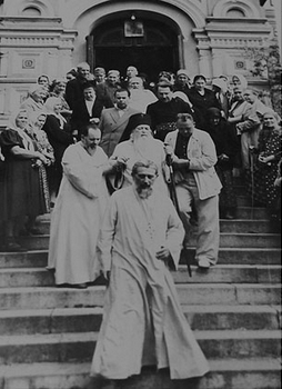 Архиепископ Лука спускается по ступеням ялтинского собора. Впереди – прот. Михаил Семенюк. 1957 г.