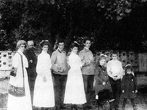 Семья Осоргиных в Сергиевском 28 августа 1906 года. Мальчики одеты в форму студентов Московского университета. Слева направо: Лиза, Михаил Михайлович, Софья, Михаил, Ульяна, Сергей, Мария, Георгий, Тоня