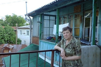 На веранде ялтинской квартиры, подаренной прот. Михаилу Семенюку архиепископом Лукой
