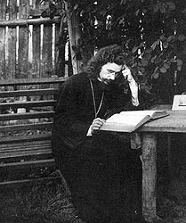 Отец Иоанн (Крестьянкин) после рукоположения. Через несколько лет он будет свидетельствовать веру в ГУЛАГе Отец Иоанн (Крестьянкин) после рукоположения. Через несколько лет он будет свидетельствовать веру в ГУЛАГе