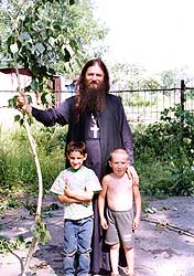 Протоиерей Артемий Владимиров с духовными чадами