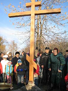 Молебен у поклонного креста, установленного на месте будущего храма во имя священномученика Космы в Комсомольском поселке Саратова