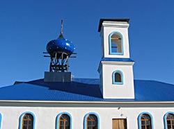 На храм в честь Успения Божией Матери в поселке Возрождение Хвалынского района установлены купол и крест 