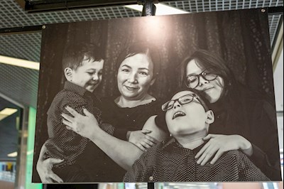 В ТРЦ «Тау Галерея» прошел концерт в поддержку благотворительной фотовыставки