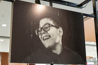 В ТРЦ «Тау Галерея» прошел концерт в поддержку благотворительной фотовыставки