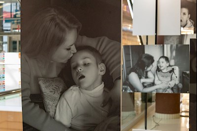 В ТРЦ «Тау Галерея» прошел концерт в поддержку благотворительной фотовыставки