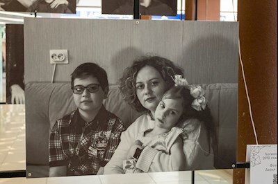 В ТРЦ «Тау Галерея» прошел концерт в поддержку благотворительной фотовыставки