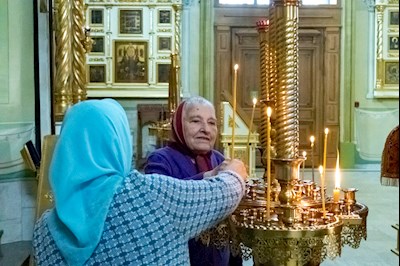 В Покровском соборе Саратова встретили ковчег с частицей мощей святого великомученика Пантелеимона
