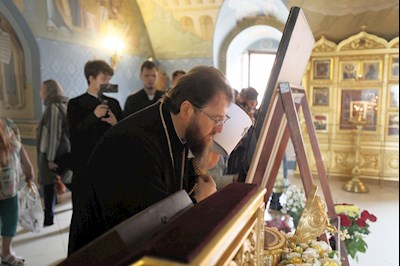 Митрополит Игнатий совершил Божественную литургию в Свято-Троицком кафедральном соборе г. Саратова