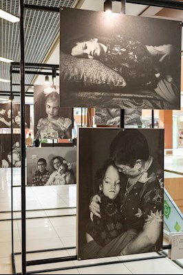 В ТРЦ «Тау Галерея» прошел концерт в поддержку благотворительной фотовыставки