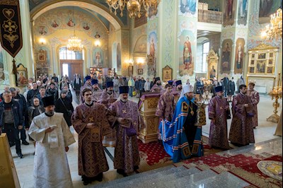 Митрополит Игнатий совершил Божественную литургию в Покровском соборе г. Саратова
