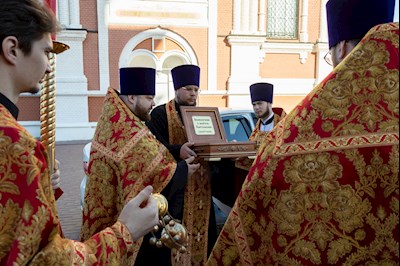 В Покровском соборе Саратова встретили ковчег с частицей мощей святого великомученика Пантелеимона