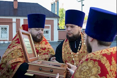 В Покровском соборе Саратова встретили ковчег с частицей мощей святого великомученика Пантелеимона