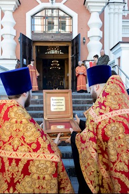 В Покровском соборе Саратова встретили ковчег с частицей мощей святого великомученика Пантелеимона