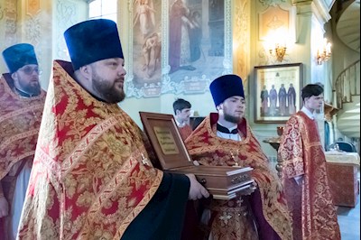 В Покровском соборе Саратова встретили ковчег с частицей мощей святого великомученика Пантелеимона