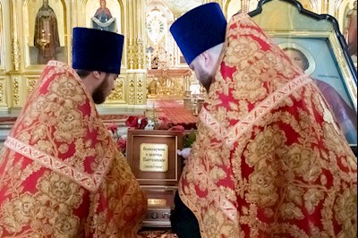 В Покровском соборе Саратова встретили ковчег с частицей мощей святого великомученика Пантелеимона
